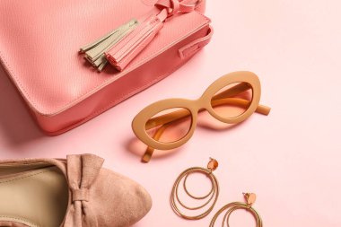 Renkli arka planda kadın aksesuarları ve güneş gözlükleri.