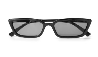 Beyaz arkaplanda şık güneş gözlükleri