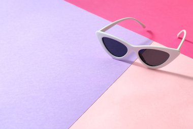 Renkli arkaplanda şık güneş gözlükleri