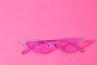 Renkli arkaplanda şık güneş gözlükleri