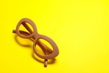 Renkli arkaplanda şık güneş gözlükleri