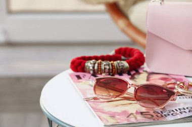 Masada şık kadın gözlükleri ve aksesuarları var.