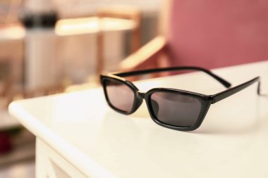 Masada zarif kadın gözlükleri