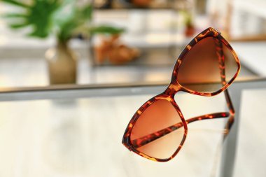 Masada zarif kadın gözlükleri