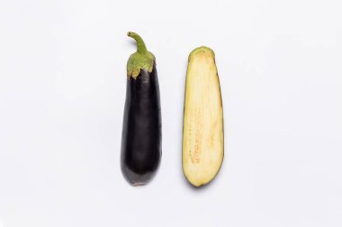 Beyaz arkaplanda taze patlıcan kes