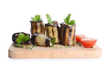 Beyaz arka planda krem peynirli lezzetli patlıcan.