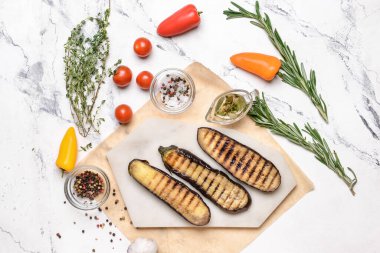 Beyaz arka planda baharatlı ve sebzeli ızgara patlıcan.