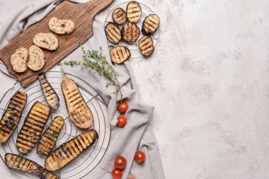 Gri arka planda lezzetli ızgara patlıcan.