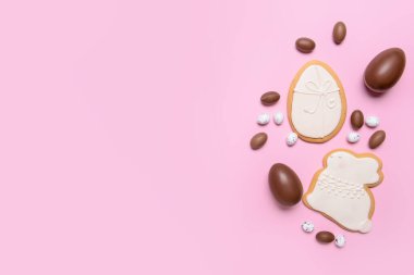 Lezzetli çikolata yumurtaları ve renkli Paskalya kurabiyeleri.