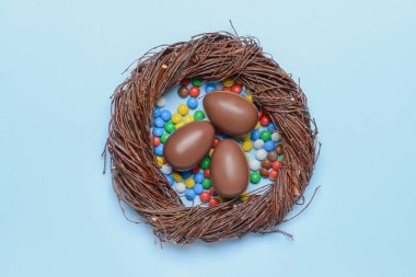 Renkli çikolata yumurtalı ve şekerli yuva