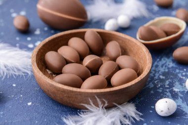 Renkli arkaplanda lezzetli çikolatalı yumurta tabağı.