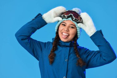 Renkli arka planda kadın snowboardcu