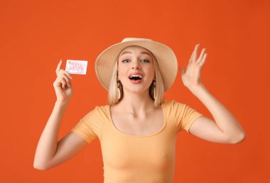 Arkaplanda hediye kartı olan güzel bir genç kadın.