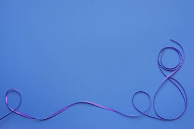 Renkli arka planda menekşe kurdelesinden yapılmış şekil 8. Uluslararası Kadınlar Günü kutlamaları