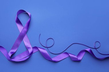Renkli arka planda menekşe kurdelesinden yapılmış şekil 8. Uluslararası Kadınlar Günü kutlamaları