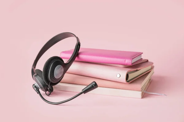 Headset Mit Notebooks Auf Farbigem Hintergrund — Stockfoto