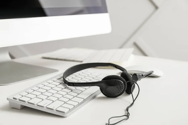 Headset Computer Table Office — Stock Photo, Image