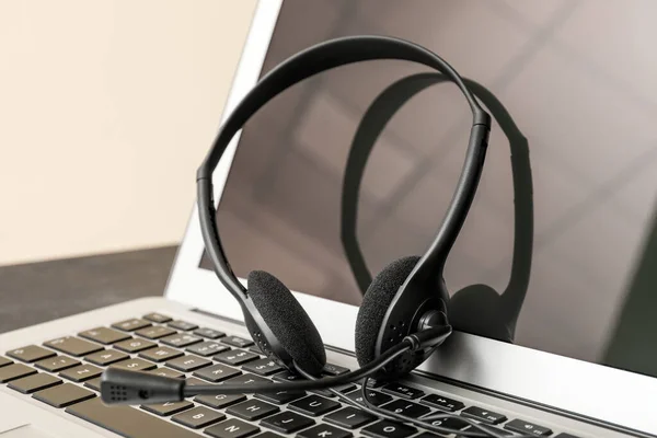 Headset Laptop Table Closeup — Stock Photo, Image