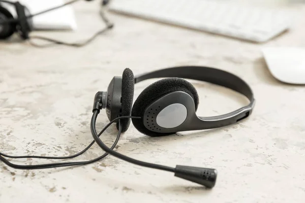 Headset Auf Dem Tisch Büro — Stockfoto