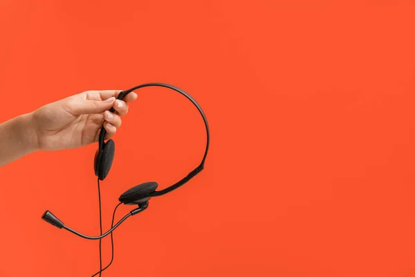 Weibliche Hand Mit Headset Auf Farbigem Hintergrund — Stockfoto