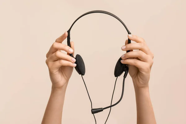 Weibliche Hände Mit Headset Auf Hellem Hintergrund — Stockfoto