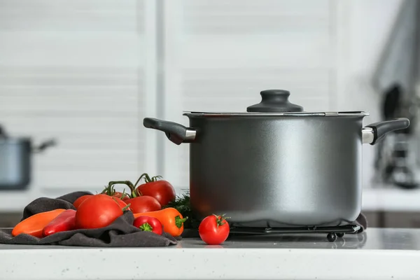 Matlagning Gryta Och Grönsaker Bordet Köket — Stockfoto