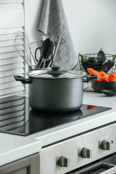 Memasak Pot Pada Kompor Listrik Dapur — Stok Foto