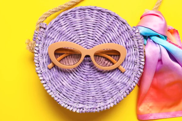 スタイリッシュなサングラスとバッグ上の色背景 — ストック写真