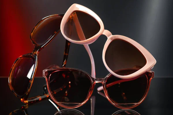 Koyu Arkaplanda Şık Güneş Gözlükleri — Stok fotoğraf