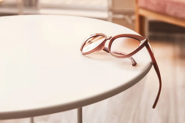 テーブルの上のスタイリッシュな女性のサングラス — ストック写真