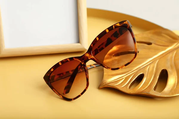 Snygga Kvinnliga Solglasögon Bordet — Stockfoto