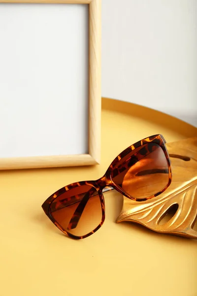 Stijlvolle Vrouwelijke Zonnebril Tafel — Stockfoto
