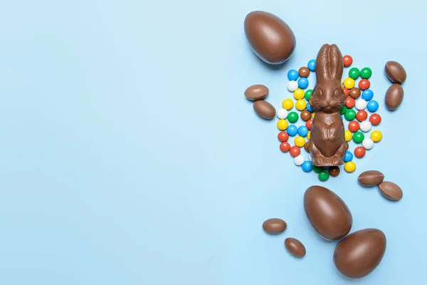 Smaklig Choklad Påsk Kanin Och Ägg Med Godis Färg Bakgrund — Stockfoto