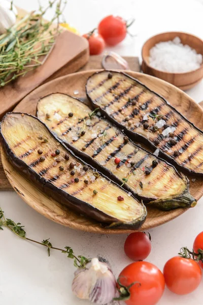 Teller Mit Leckeren Gegrillten Auberginen Auf Dem Tisch — Stockfoto