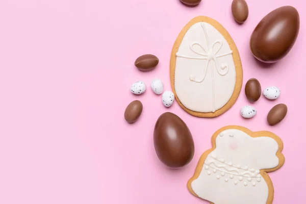 Leckere Schokoladeneier Und Osterkekse Auf Farbigem Hintergrund — Stockfoto