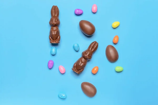 おいしいチョコレートイースターバニーと色の背景の卵 — ストック写真