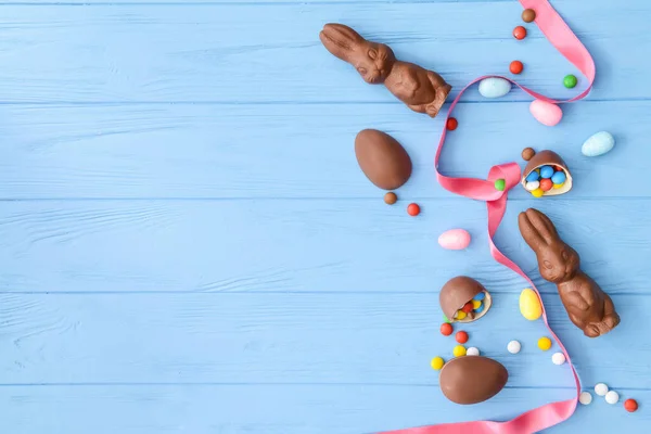 Smaklig Choklad Påsk Kaniner Och Ägg Med Godis Färg Trä — Stockfoto