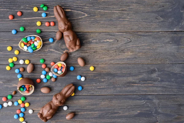 Chocolate Saboroso Coelhinhos Páscoa Ovos Com Doces Fundo Madeira — Fotografia de Stock