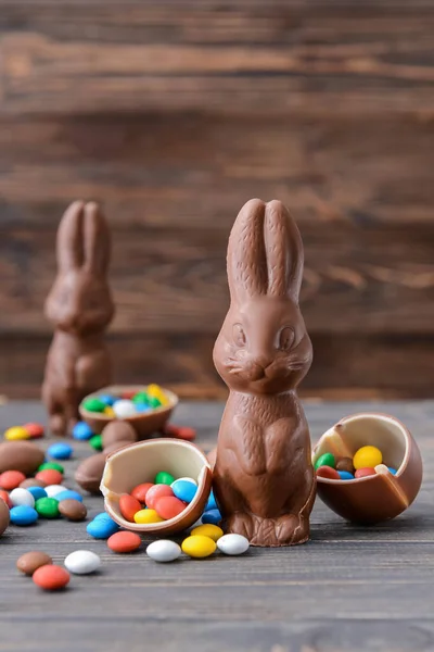 맛있는 초콜릿 부활절 토끼와 배경에 사탕이 — 스톡 사진
