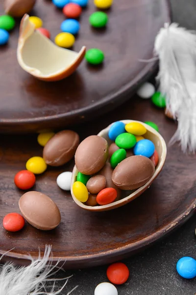 맛있는 초콜릿 달걀과 사탕이 식탁에 차려져 — 스톡 사진