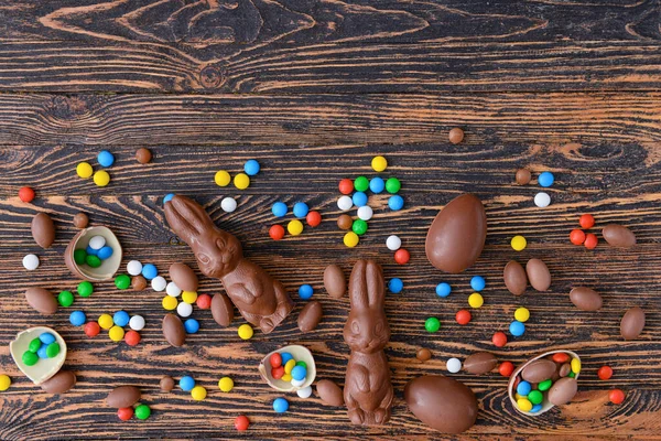 Chocolate Saboroso Coelhinhos Páscoa Ovos Com Doces Fundo Madeira — Fotografia de Stock