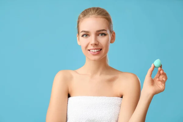 Beautiful Young Woman Makeup Sponge Color Background — Stock Photo, Image