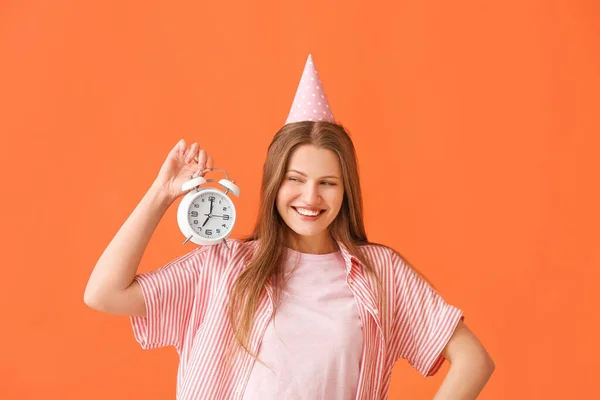 Gelukkig Vrouw Met Wekker Vieren Verjaardag Tegen Kleur Achtergrond — Stockfoto