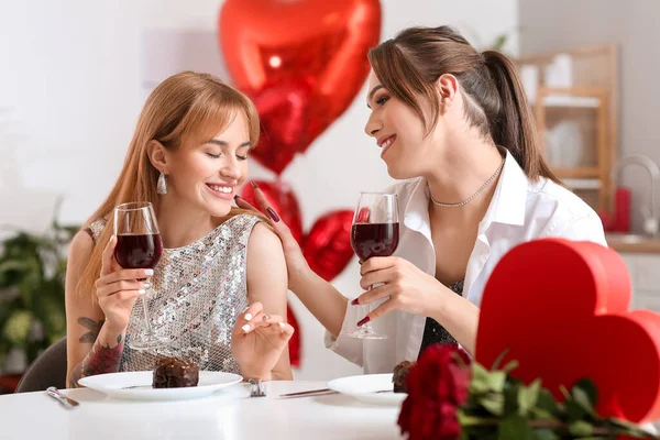 Feliz Casal Transexual Celebrando Dia Dos Namorados Casa — Fotografia de Stock