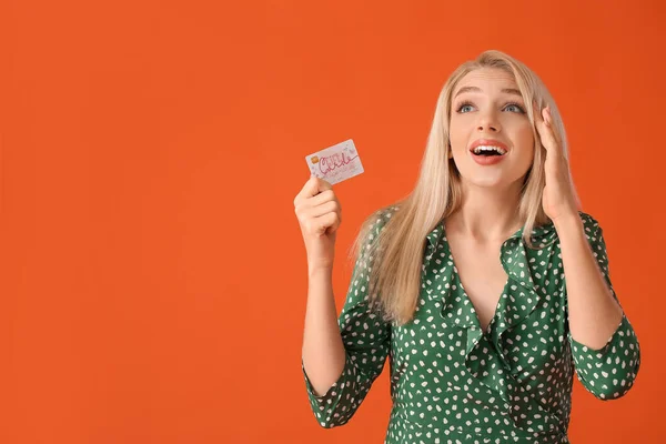 Mooie Jonge Vrouw Met Cadeaubon Kleur Achtergrond — Stockfoto