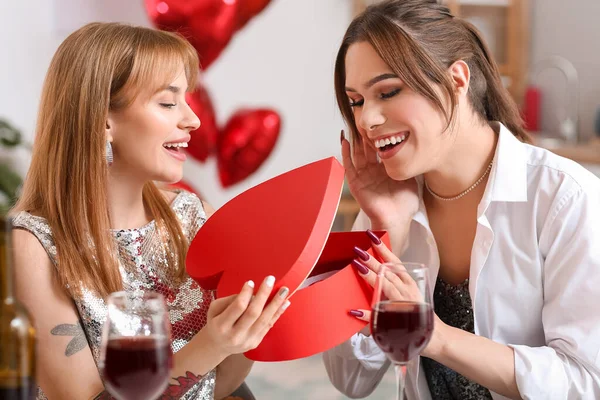 Feliz Casal Transexual Celebrando Dia Dos Namorados Casa — Fotografia de Stock