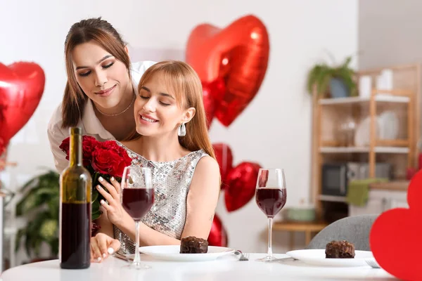 Feliz Casal Transexual Celebrando Dia Dos Namorados Casa — Fotografia de Stock