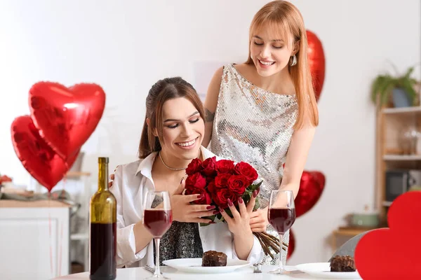 Feliz Casal Transexual Celebrando Dia Dos Namorados Casa — Fotografia de Stock