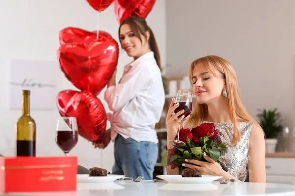 Feliz Casal Transexual Celebrando Dia Dos Namorados Casa — Fotografia de Stock