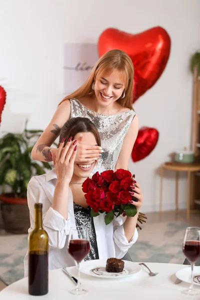 Feliz Casal Transexual Celebrando Dia Dos Namorados Casa — Fotografia de Stock